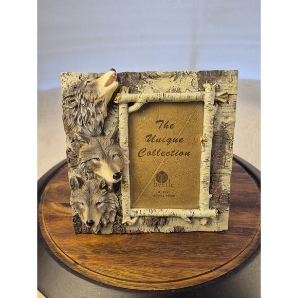 3D Howling Wolves Frame Holds 4 x 6 Photo Birchwood accents 8 x 8 Inches NWOB - Picture 1 of 9